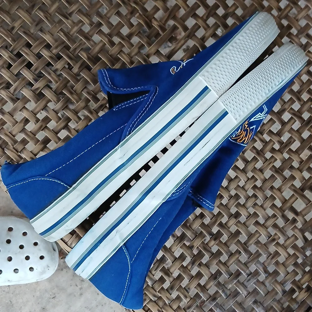 Memphis TIGERS. Forever Collectibles Blue Slip-On Footwear. Mens‎ Sz.8,wms.9.5